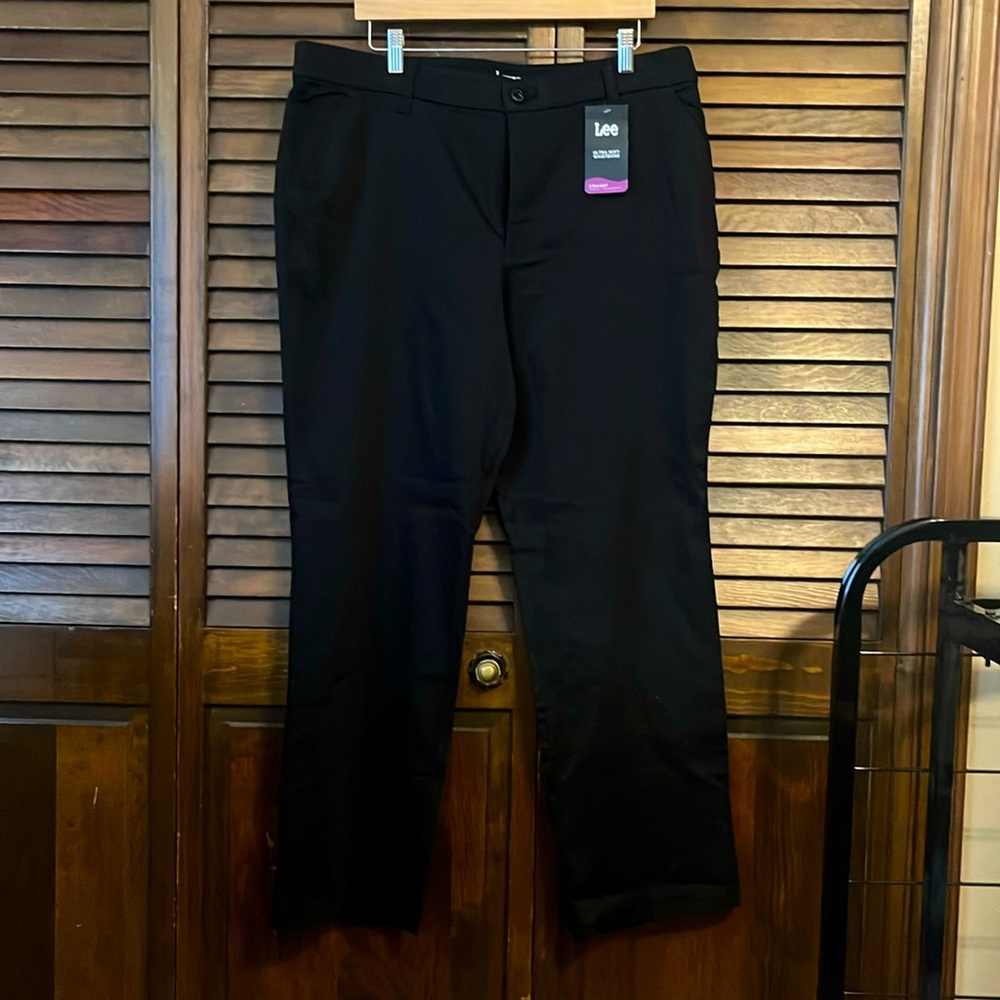 Lee women’s pants. Straight leg, mid rise, regular fit. Size 18